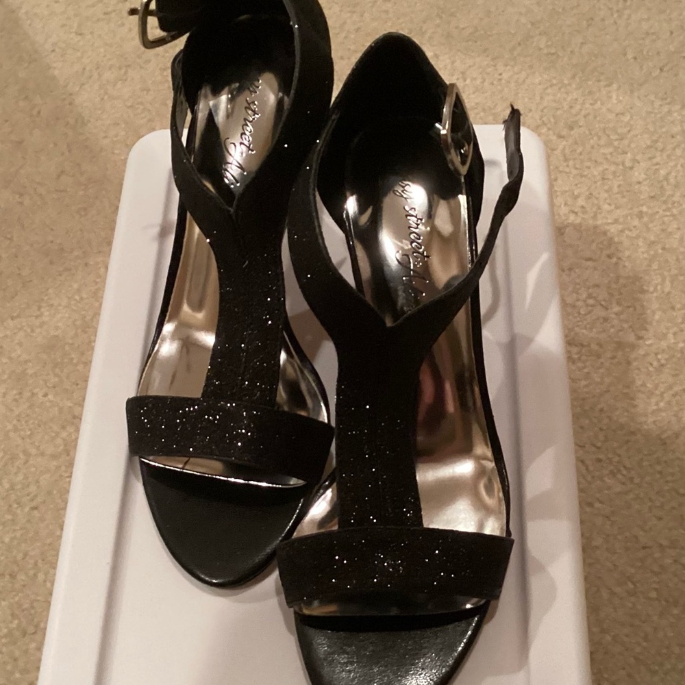 NWOT Easy Street Alive 5 Dance Flex Black Glitter Heels size 8 NARROW